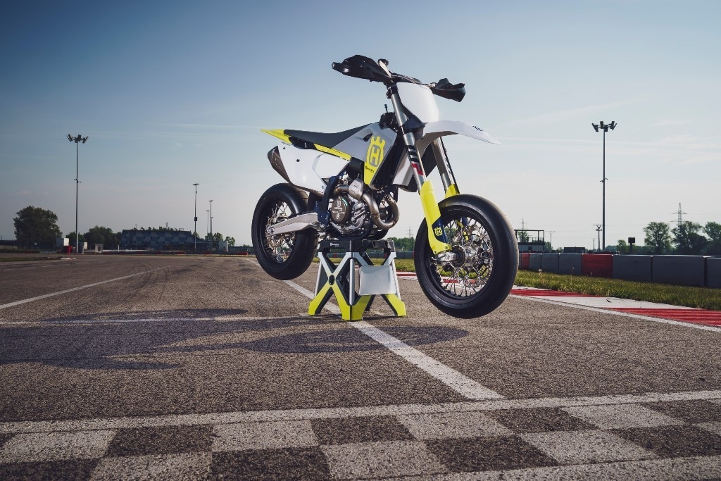 Husqvarna presenta la nuova FS 450 Supermoto 2023 